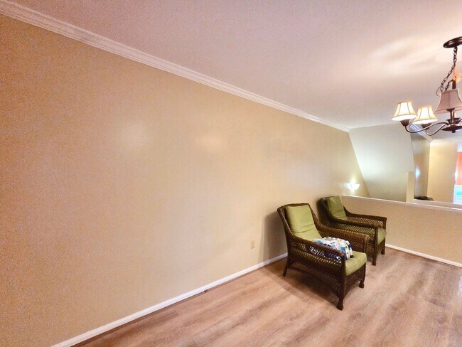 Building Photo - Charming 3 BR/2.5 BA Townhome in Silver Sp...
