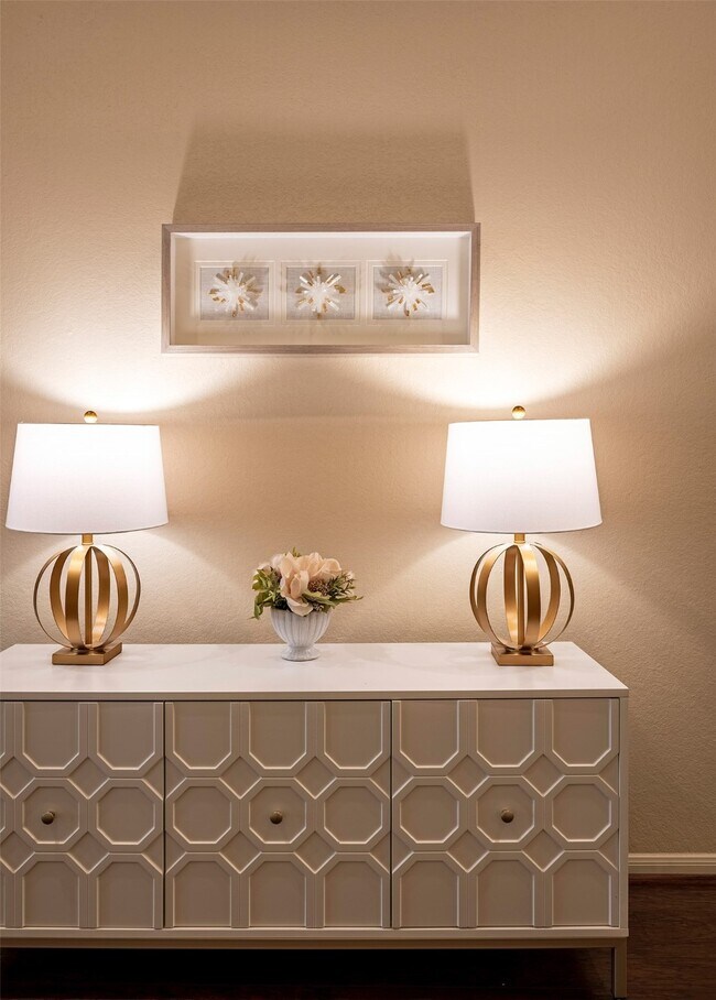 Foto del edificio - 4423 Hidden Oaks Wy