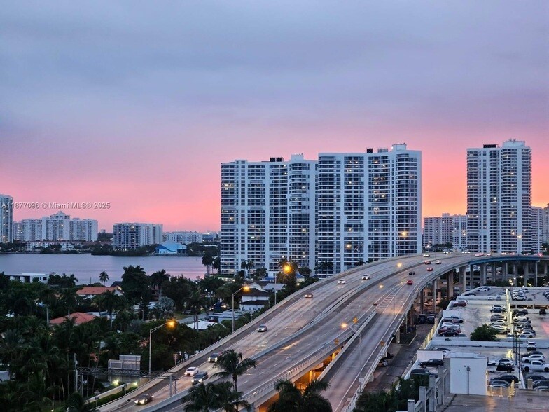 Primary Photo - 19201 Collins Ave