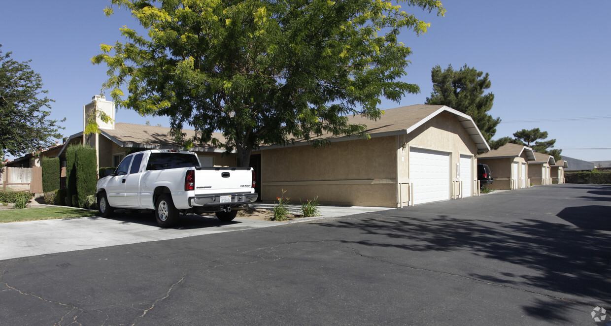 Primary Photo - Desert Oasis Apartments