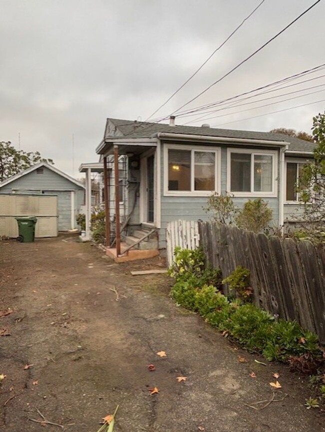 Building Photo - Renovated 2-Bed/1-Bath Home in Santa Cruz ...