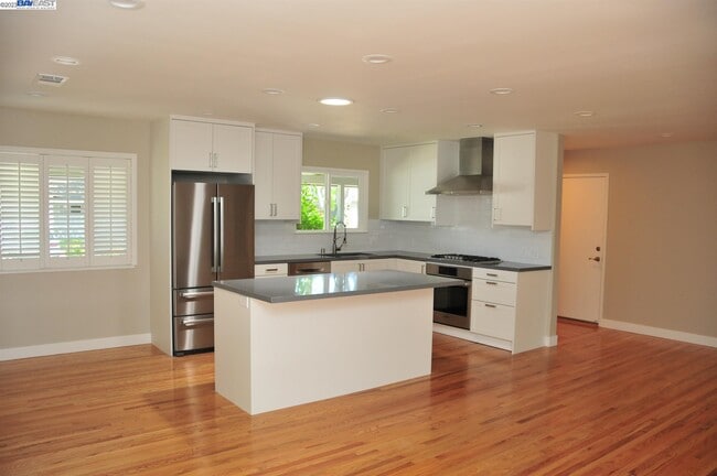 Building Photo - 682 Salberg Ave