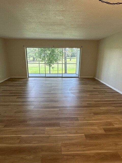 Building Photo - 55 Country Club Dr