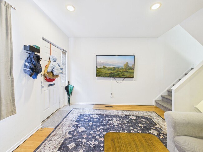 Foto del edificio - JUNE 10! BEAUTIFUL SOCIETY HILL TOWN HOUSE WITH FREE PRIVATE ATTACHED GARAGE PARKING