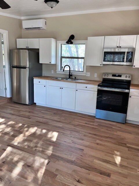 Cocina totalmente equipada con electrodomésticos nuevos de acero inoxidable. - 1565 Pump Station Rd