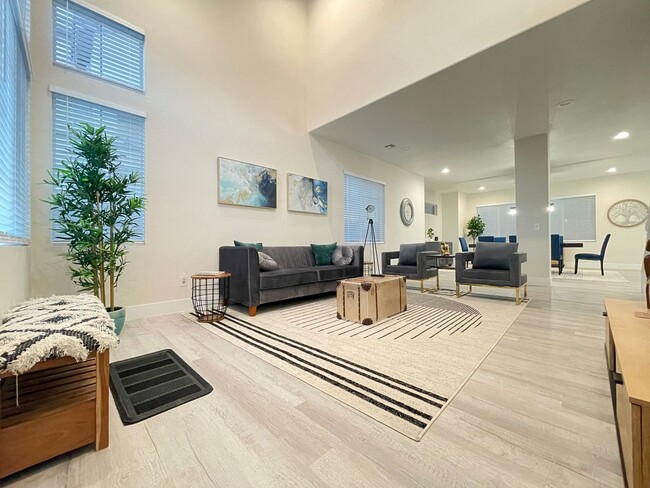 Building Photo - Gorgeous Furnished two story 5 bedroom 3 B...