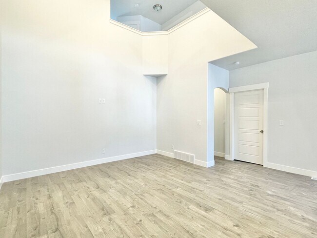 Building Photo - Beautiful Herriman Townhome at Mountain Ri...