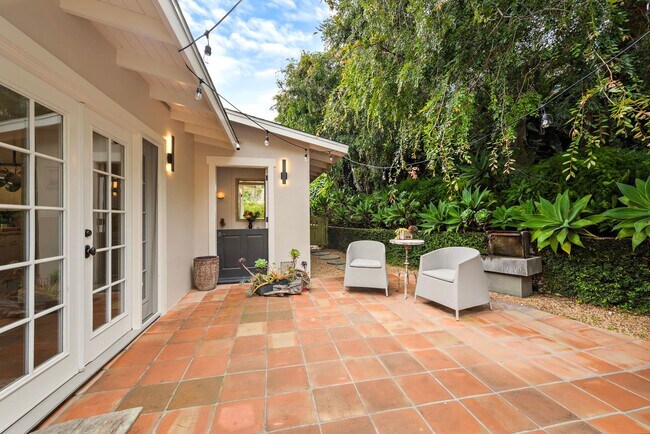 Building Photo - Mid-century modern meets industrial chic i...