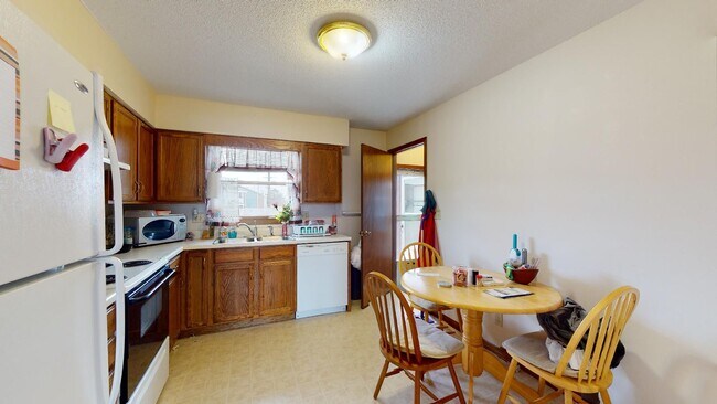 Building Photo - AVAILABLE AUGUST! 2317 Prairie View East