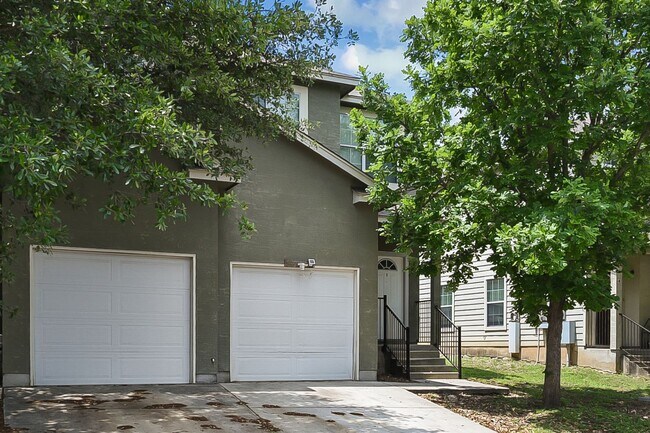 Building Photo - 3 bedroom and 2.5 bathroom located at The ...