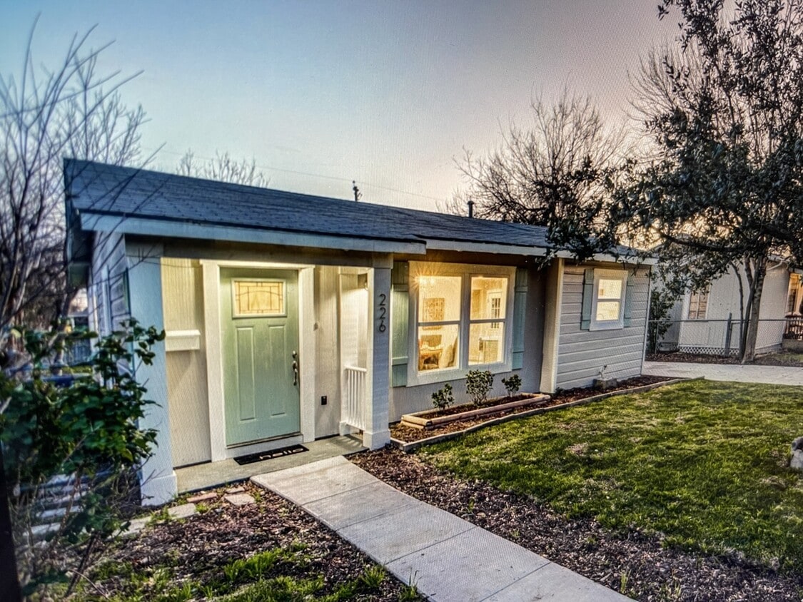 Primary Photo - 226 Venice St