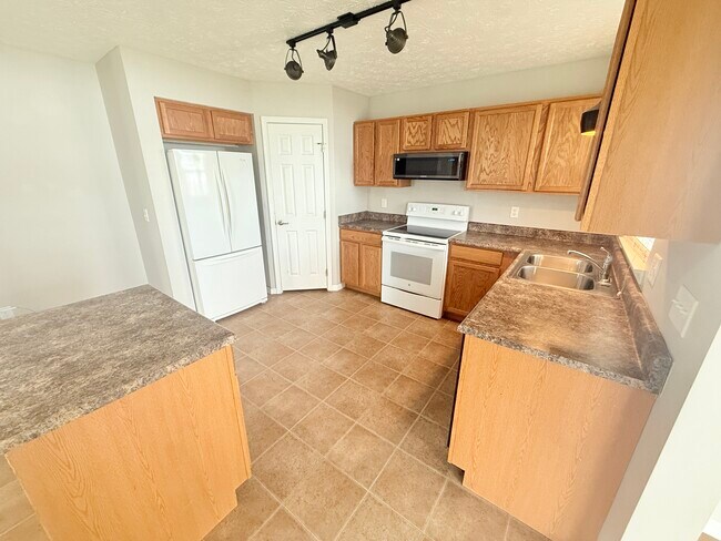 Building Photo - 5101 Oak Ave