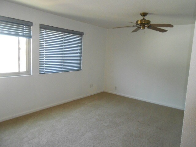 Building Photo - 327 Dahlia Pl
