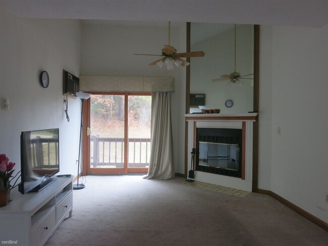 Building Photo - 3 br, 1.5 bath Condo - 40B Eastbrook Hts