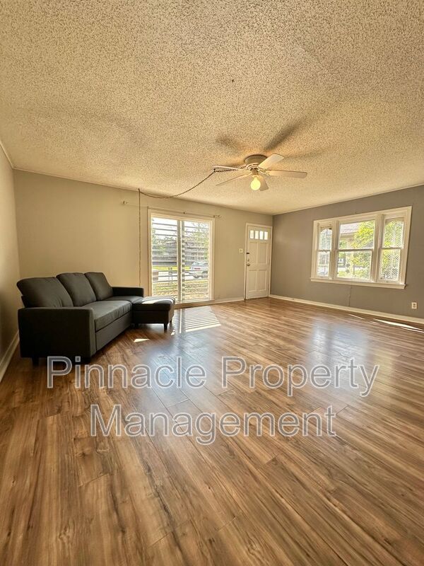 Foto del edificio - 310 S Van Buren St