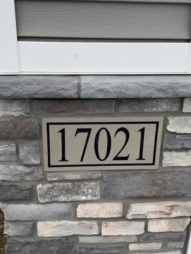 Building Photo - 17021 Persimmon Ln