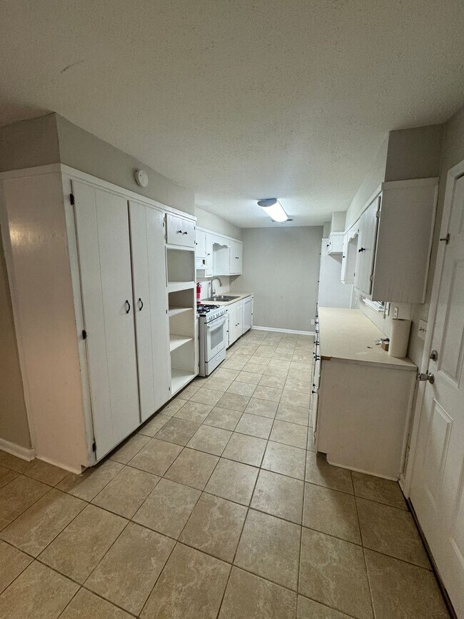 Building Photo - Large lot in Southern Hills....