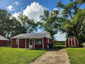 Building Photo - 201 SW Sanneman Dr