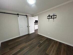 Building Photo - 1224 1/2 E Crawford St