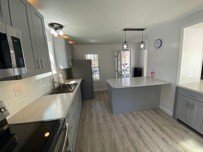 Foto del edificio - 74 Moore Ave