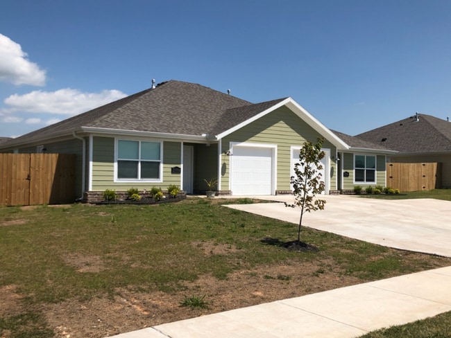 Building Photo - 613 W Christopher Dr