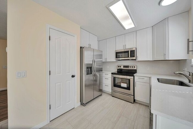 Building Photo - Awesome remodel home in great location w attached 2 car,!