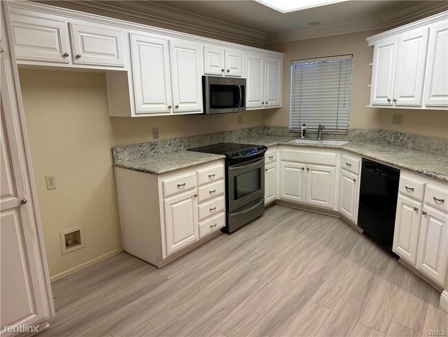 Building Photo - 3 br, 3 bath House - 30 Auburn Aisle # 112