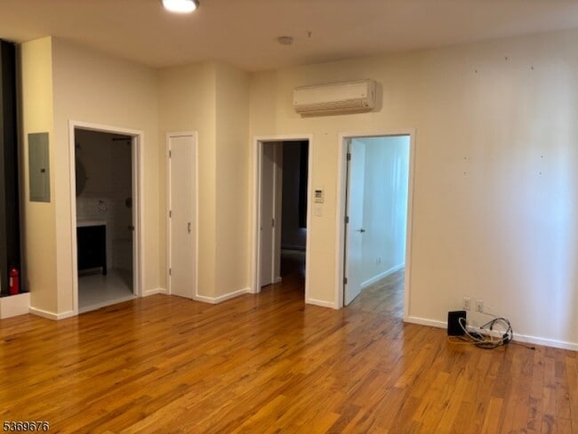 Building Photo - 1086 S Orange Ave