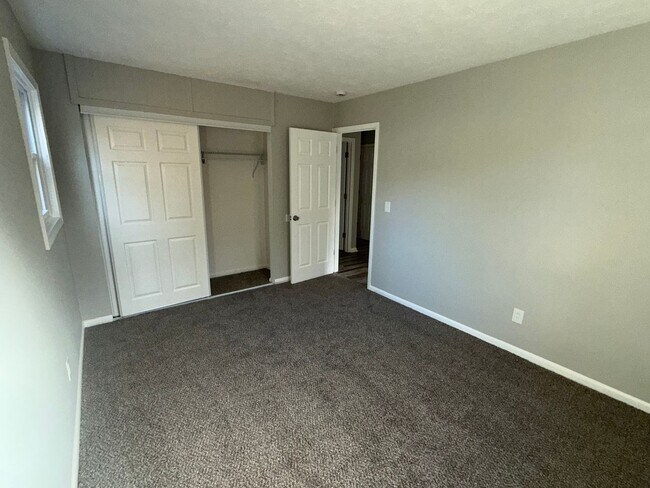 Foto del edificio - 4 BEDROOMS AND 2 FULL BATHROOMS