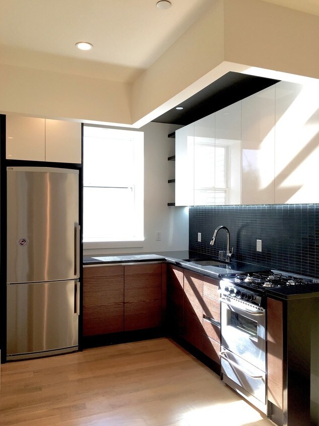 Foto principal - 829 Willoughby Ave