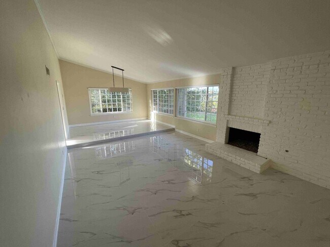 Building Photo - METICULOUSLY UPGRADED HOME IN CALABASAS!