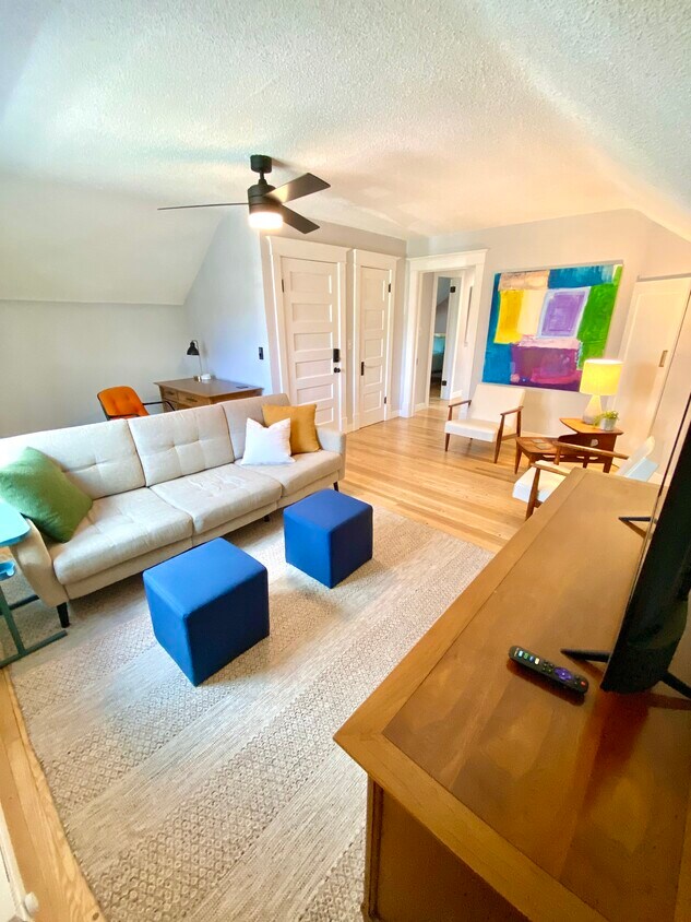 Foto principal - 1044 Saint Clair Ave