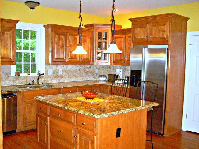 Foto del edificio - 3-4 BR / 2.5 BA Lovely Two-Story in The Hi...