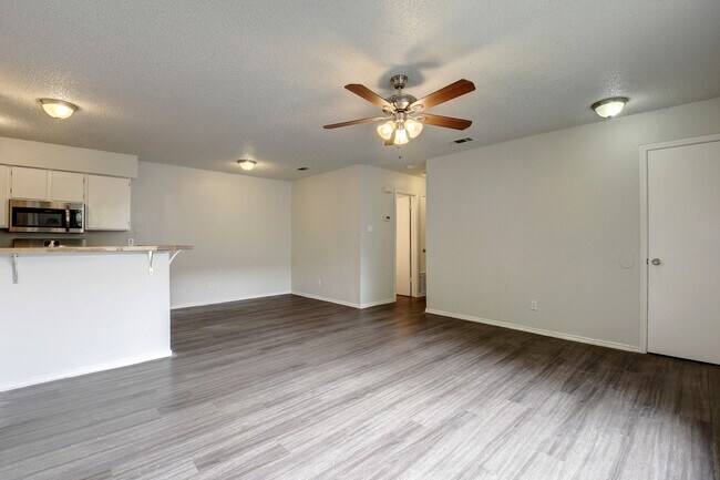 Foto del edificio - 5303 Spring Meadow Rd