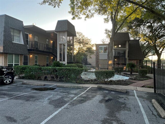 Building Photo - 5550 N Braeswood Blvd