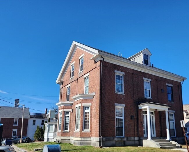 80 Grove St Unit 3, Fitchburg, MA 01420 Room for Rent in Fitchburg, MA