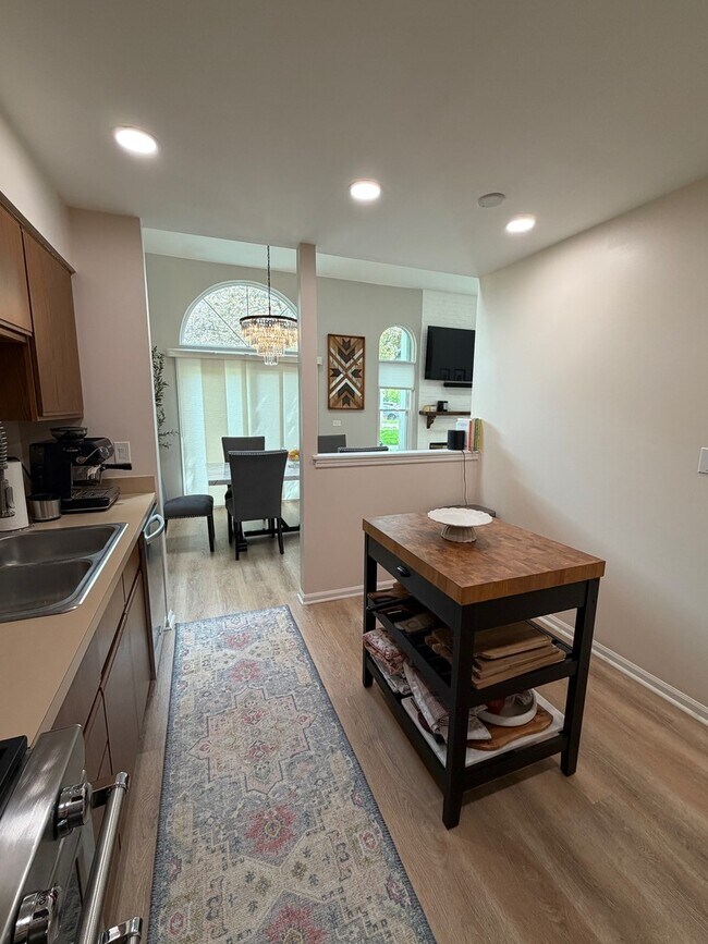 Foto del edificio - 1353 Ridgefield Cir