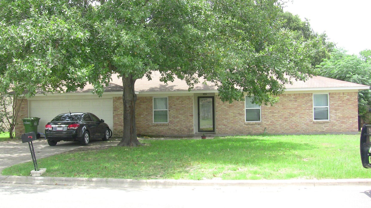 Centrally Located 3/2 with Office! Near Park - Centrally Located 3/2 with Office! Near Park