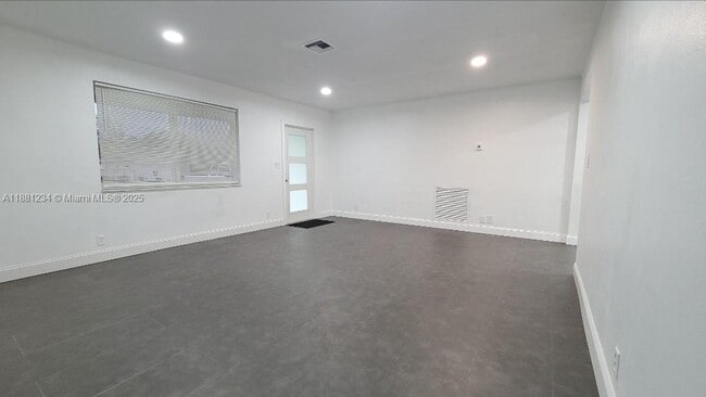 Building Photo - 1020 NW 45th Ct