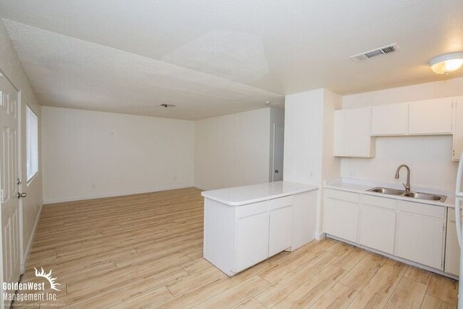 Building Photo - Renovated 2Bdm 1Ba Upstairs Apartment in C...