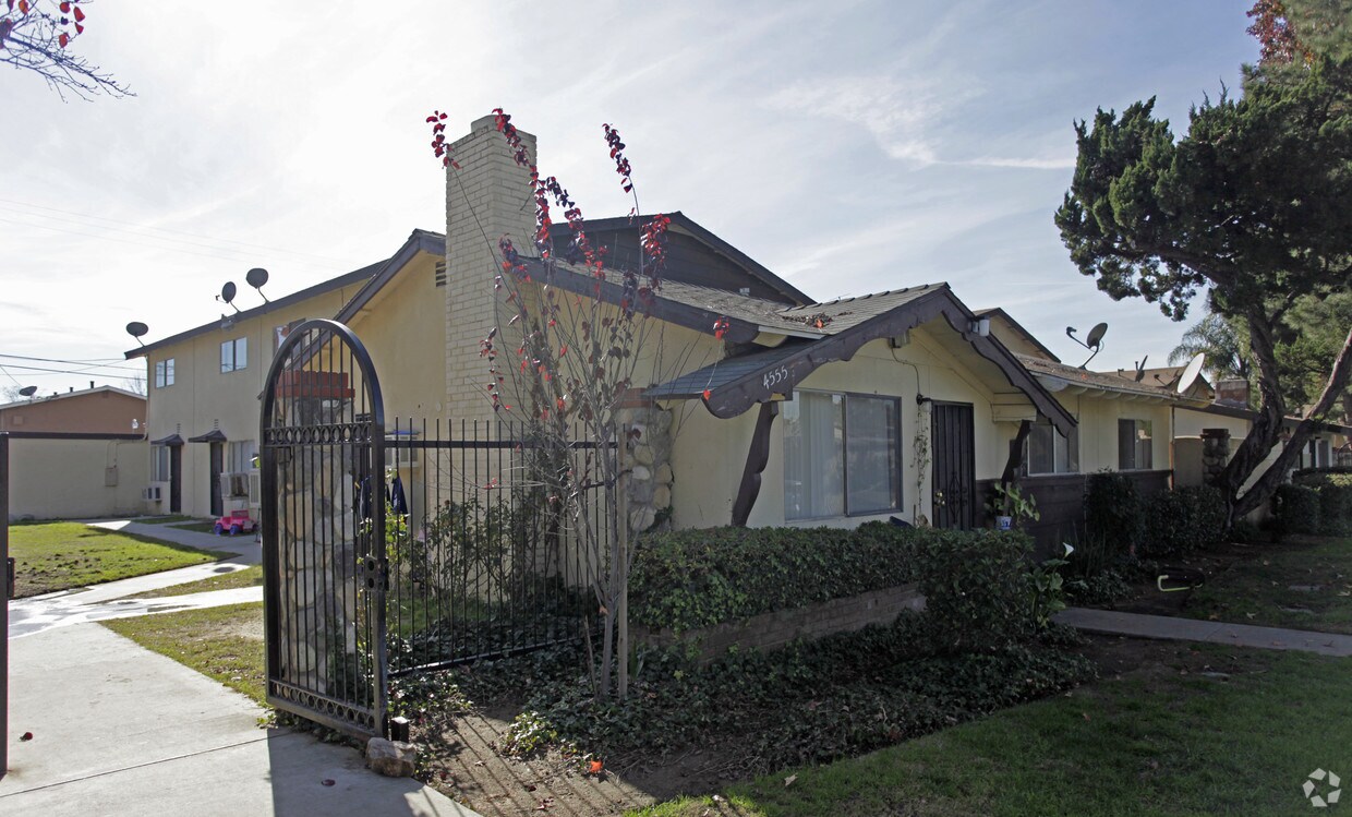 Primary Photo - 4555 Canoga St