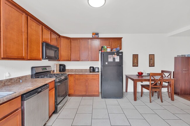 Building Photo - 3 Bed, 1.5 Bath House in South Side Flats