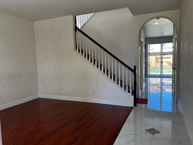 Building Photo - Executive 4 Bedroom, 2.5 Bathroom 2100 Sqf...