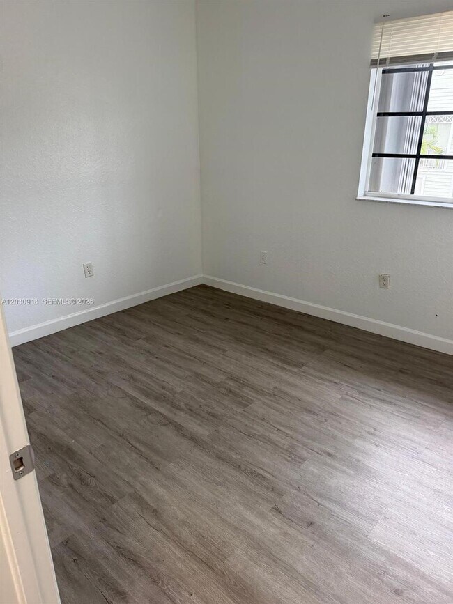 Foto del edificio - 374 NE 27th Ave