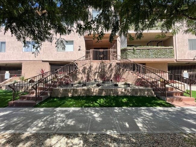 Building Photo - 221 W Elm Ave