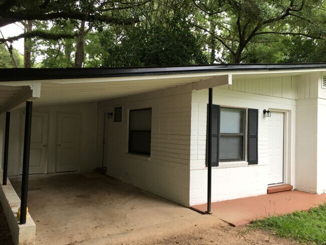 Foto del edificio - Charming home with a New Kitchen, tile flo...