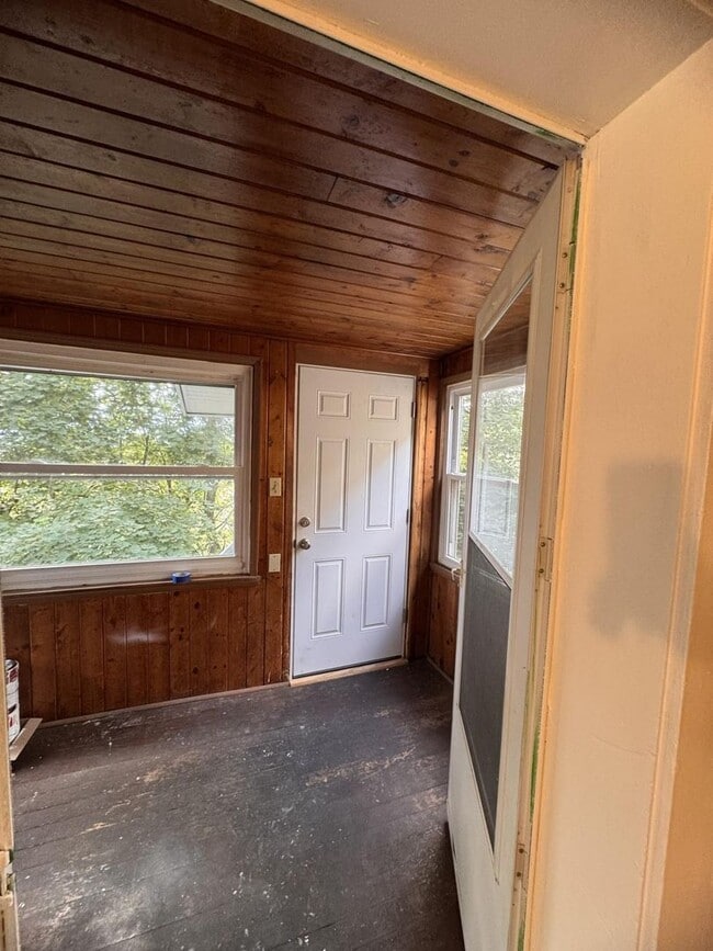 Building Photo - 585 Forest Ave