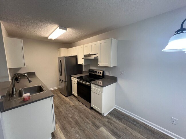 Building Photo - 1st Floor, 3 Bedroom, 2 Bath, Lakeside Con...