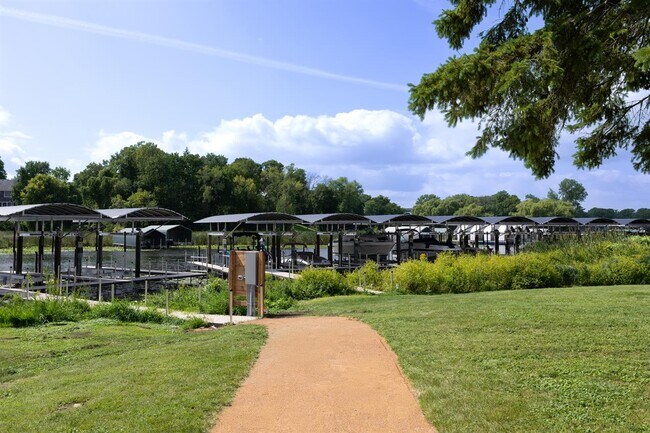 Foto del edificio - Dockside Apartments & Boat Slips - Lake Minnetonka