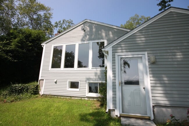 Building Photo - 3bd/2ba Waterfront House for Rent in Freep...